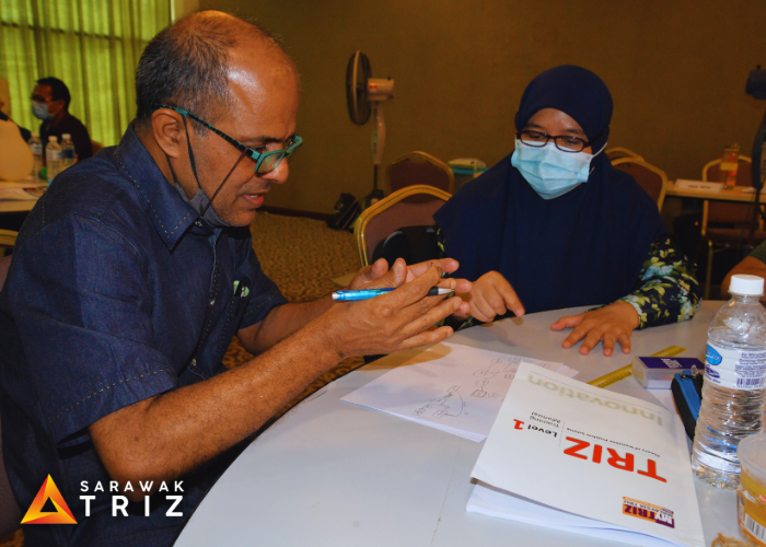 1 Prof. Nara elaborating on TRIZ concepts to the TRZ trainee